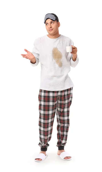 混淆不清的年轻人 他的睡衣上衣上有咖啡渍 背景是白色的 — 图库照片
