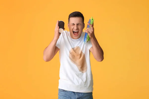 Schreiender Junger Mann Mit Kaffeeflecken Auf Seinem Shirt Und Notizbüchern — Stockfoto