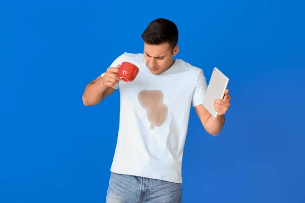 Stressad Ung Man Med Kaffe Fläckar Sin Shirt Håller Tablett — Stockfoto