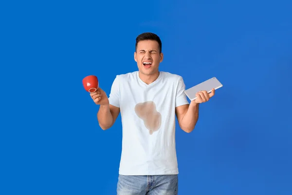 Screaming Young Man Coffee Stains His Shirt Holding Tablet Color — Stock Photo, Image