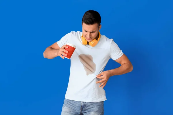 Stressad Ung Man Med Kaffe Fläckar Sin Shirt Färg Bakgrund — Stockfoto