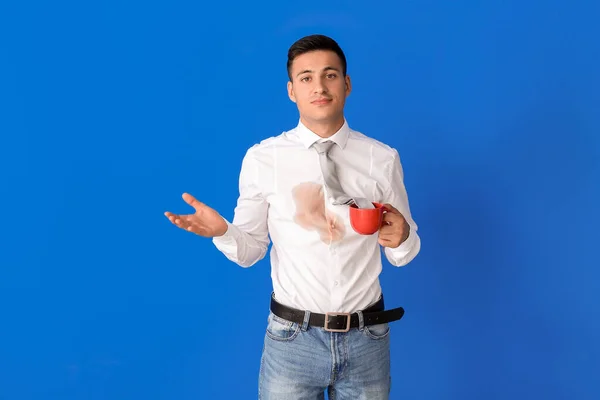 Jovem Com Manchas Café Sua Camisa Gravata Copo Fundo Cor — Fotografia de Stock