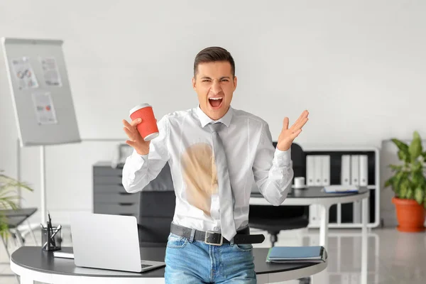 Jovem Empresário Gritando Com Manchas Café Sua Camisa Escritório — Fotografia de Stock