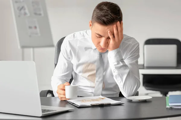 Gestresster Junger Geschäftsmann Mit Kaffeeflecken Auf Hemd Und Klemmbrett Büro — Stockfoto