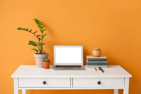 Tempat Kerja Bergaya Dengan Laptop Dekat Dinding Warna — Stok Foto