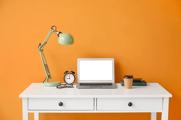 Snygg Arbetsplats Med Laptop Nära Färg Vägg — Stockfoto