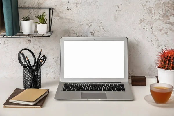 Modern dizüstü bilgisayarı olan rahat bir iş yeri.