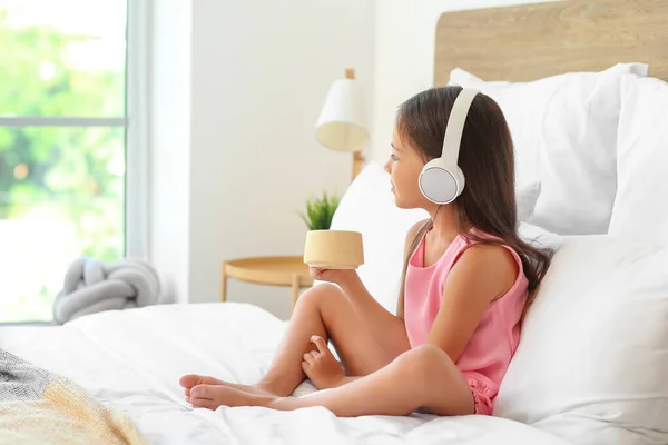 Yatakta Müzik Dinleyen Tatlı Küçük Kız — Stok fotoğraf