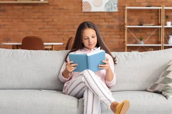 Cute Teenage Girl Reading Sofa Home — Stock Photo, Image