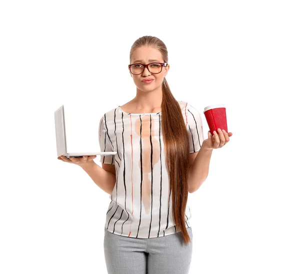 Młoda Kobieta Plamami Kawy Koszulce Laptopem Białym Tle — Zdjęcie stockowe