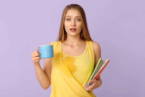 Gestreste Jonge Vrouw Met Koffie Vlekken Haar Shirt Kleur Achtergrond — Stockfoto
