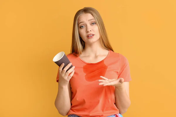 Mujer Joven Con Manchas Café Camiseta Sobre Fondo Color — Foto de Stock