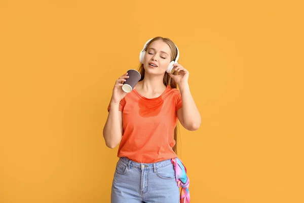 Mujer Joven Con Manchas Café Camiseta Auriculares Fondo Color — Foto de Stock