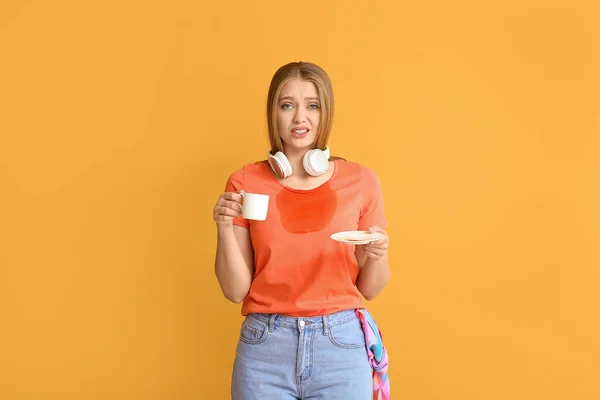 Troubled Jonge Vrouw Met Koffie Vlekken Haar Shirt Kleur Achtergrond — Stockfoto