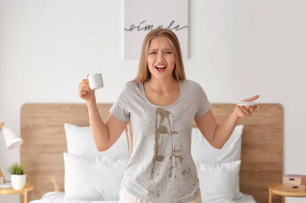 Gestresste Junge Frau Mit Kaffeeflecken Auf Ihrem Shirt Schlafzimmer — Stockfoto