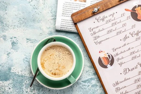 Tasse Heißen Kaffee Und Zeitung Auf Dem Tisch Café — Stockfoto