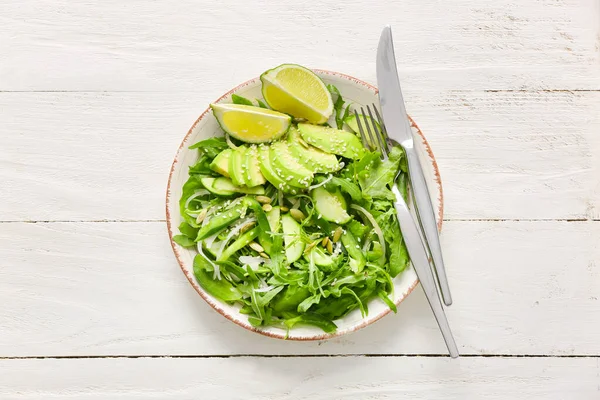 Prato Com Saborosa Salada Rúcula Fundo Madeira — Fotografia de Stock