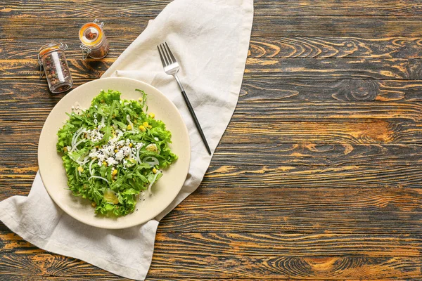 木製のテーブルの上においしいアルグラサラダとプレート — ストック写真
