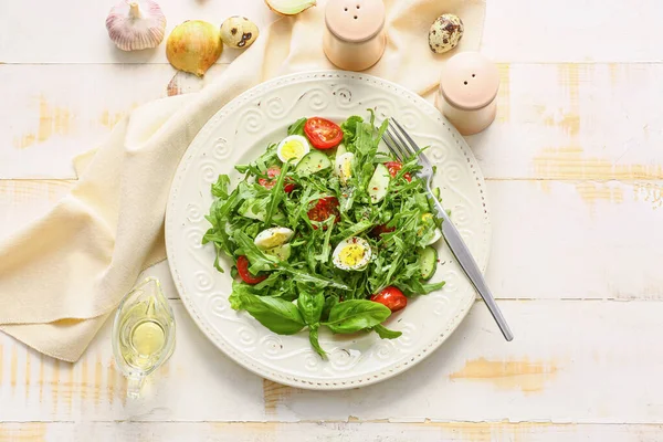 Prato Com Saborosa Salada Rúcula Especiarias Mesa Leve — Fotografia de Stock