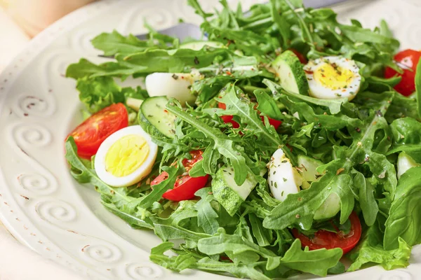 Assiette Avec Salade Roquette Savoureuse Sur Table Lumineuse — Photo