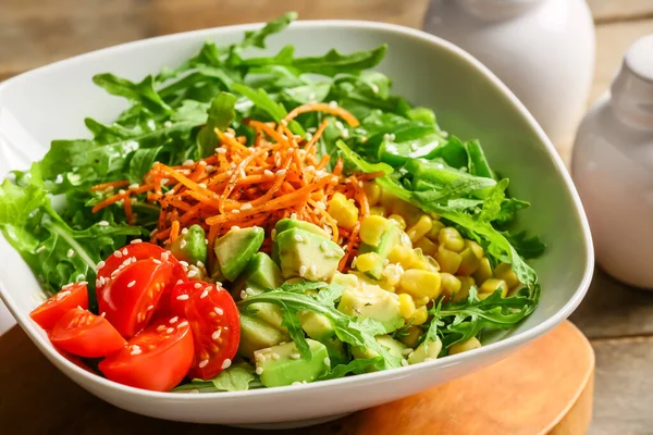 Tigela Com Saborosa Salada Rúcula Mesa Madeira — Fotografia de Stock