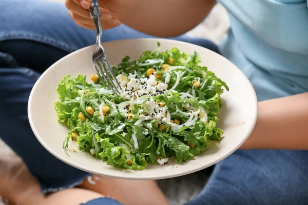 Mulher Comendo Saborosa Salada Rúcula Close — Fotografia de Stock