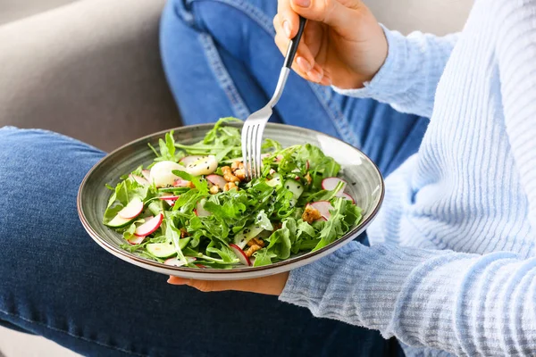 おいしいアルグラサラダを食べる女性 クローズアップ — ストック写真