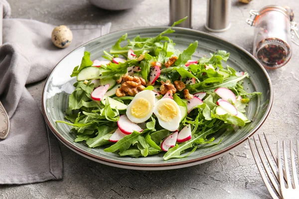 Placă Salată Gustoasă Arugula Fundal Întunecat — Fotografie, imagine de stoc