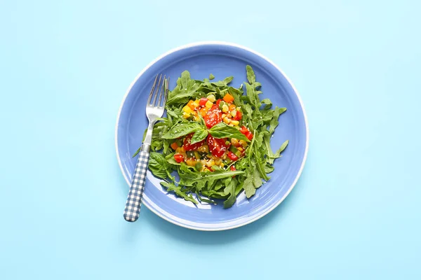 Plate Tasty Arugula Salad Color Background — Stock Photo, Image