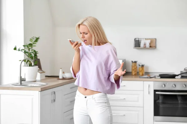 Gestresste Junge Frau Telefoniert Hause — Stockfoto