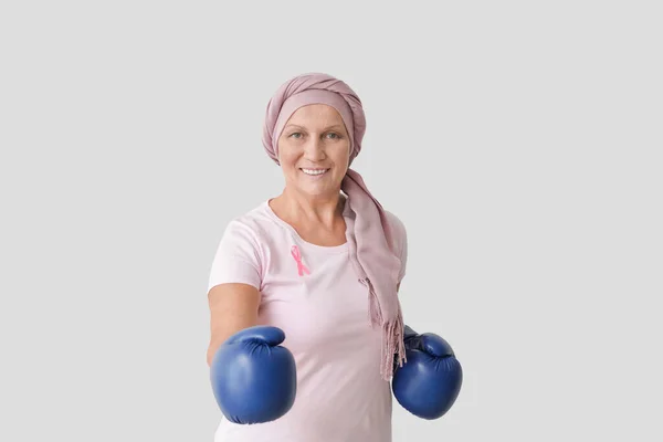 Érett Kemoterápia Után Bokszkesztyűben Könnyű Háttérrel Emlőrák Elleni Küzdelem — Stock Fotó