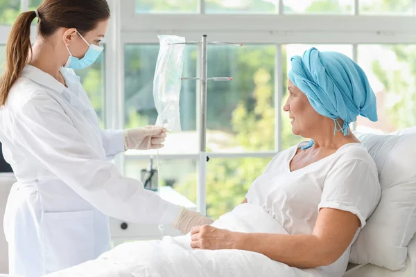 Medico Donna Matura Corso Terapia Chimica Clinica — Foto Stock