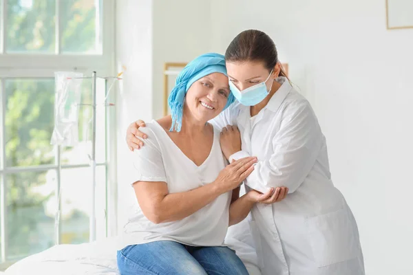 Medico Confortante Donna Matura Dopo Chemioterapia Clinica — Foto Stock