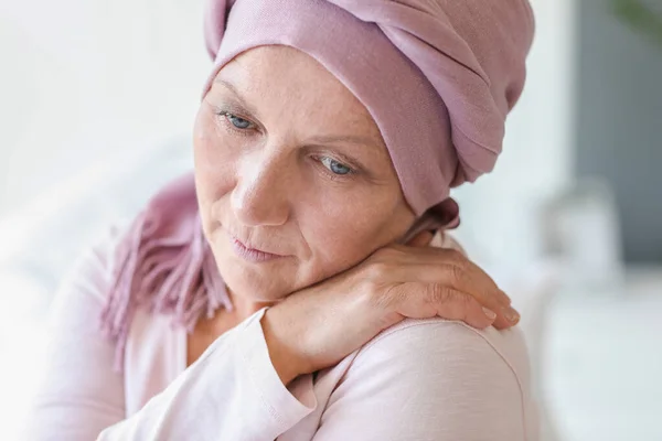 Kemoterapiden Sonra Klinikte Üzgün Olgun Bir Kadın — Stok fotoğraf