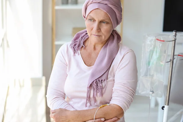 Сумна Зріла Жінка Після Хіміотерапії Клініці — стокове фото