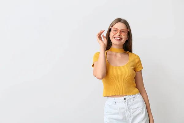 Lycklig Kvinna Med Snygga Solglasögon Ljus Bakgrund — Stockfoto