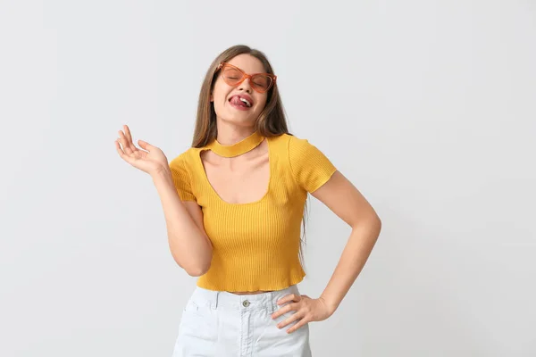 Lycklig Kvinna Med Snygga Solglasögon Ljus Bakgrund — Stockfoto