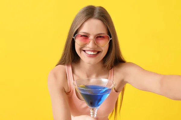 Beautiful Woman Stylish Sunglasses Cocktail Taking Selfie Color Background — Stock Photo, Image