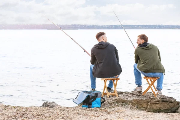 Hombres Jóvenes Pescando Río — Foto de Stock