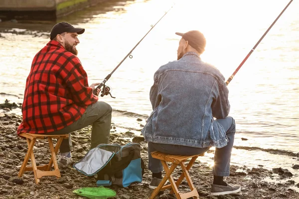 Молоді Люди Рибалять Річці — стокове фото