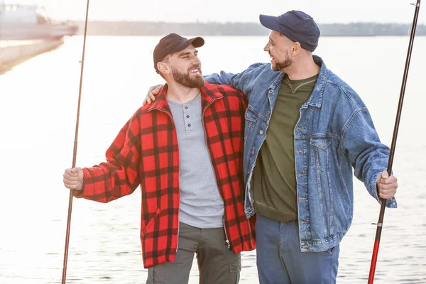 Glückliche Junge Männer Angeln Auf Dem Fluss — Stockfoto