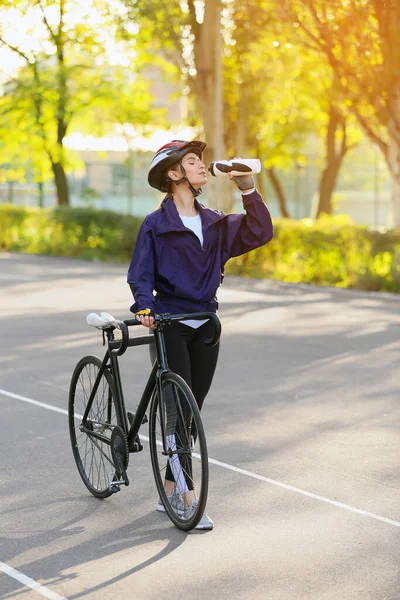 Mujer Ciclista Con Bicicleta Agua Potable Aire Libre —  Fotos de Stock