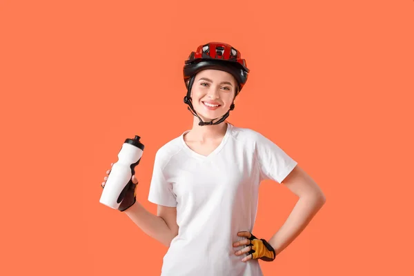 Ciclista Femenina Bebiendo Agua Sobre Fondo Color —  Fotos de Stock