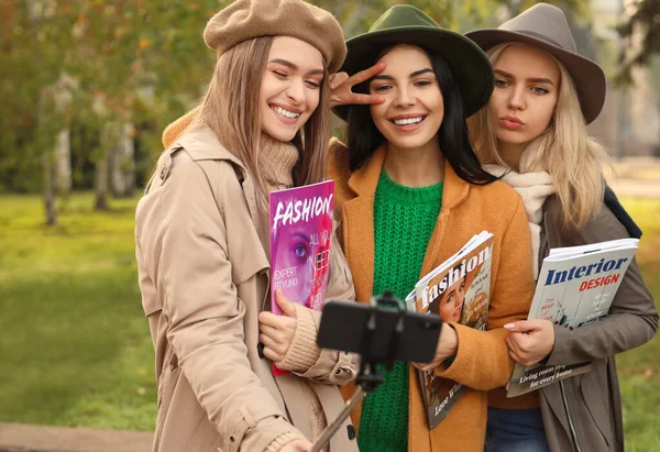 Mooie Jonge Vrouwen Nemen Selfie Buiten — Stockfoto