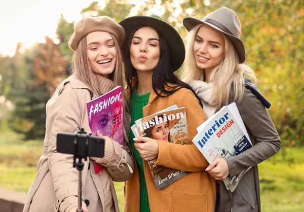Mooie Jonge Vrouwen Nemen Selfie Buiten — Stockfoto
