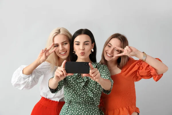 Krásné Mladé Ženy Selfie Šedém Pozadí — Stock fotografie