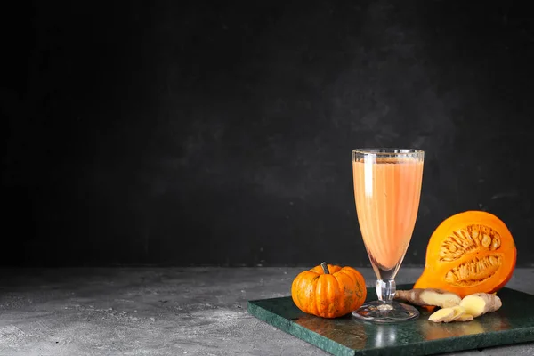 Vaso Sabroso Batido Calabaza Sobre Fondo Oscuro — Foto de Stock