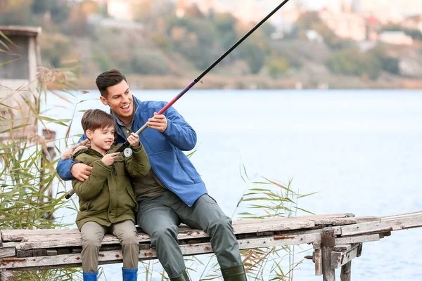 Niño Padre Pescando Río — Foto de Stock