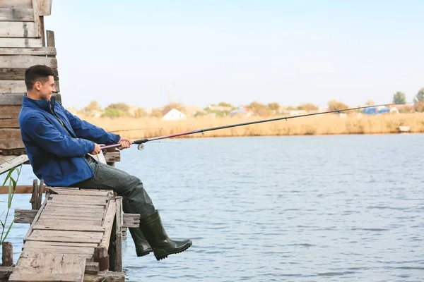 Jovem Pescando Rio — Fotografia de Stock