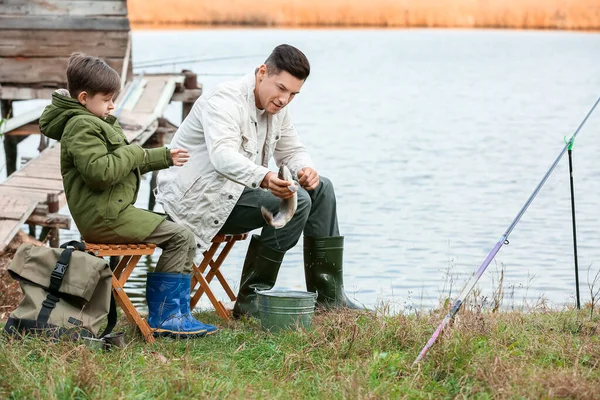 Niño Padre Pescando Río — Foto de Stock